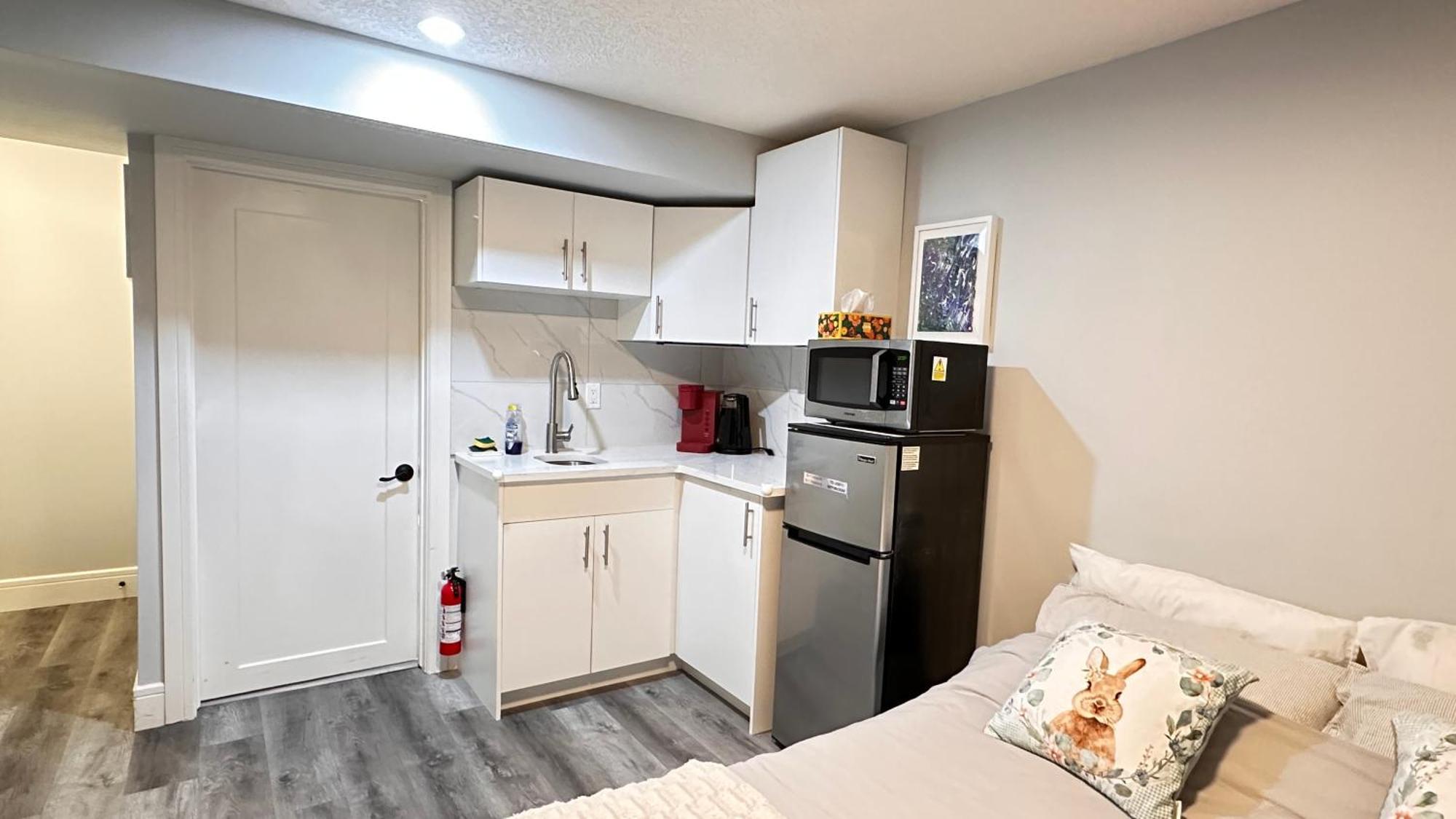 Cozy Basement Suite-溫馨小屋 Designated Parking YYC Eksteriør bilde